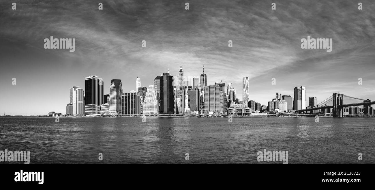 Vista dal molo 1 sul fiume East fino allo skyline di Lower Manhattan con il ponte di Brooklyn, Dumbo, il centro di Brooklyn, Brooklyn, New York Foto Stock