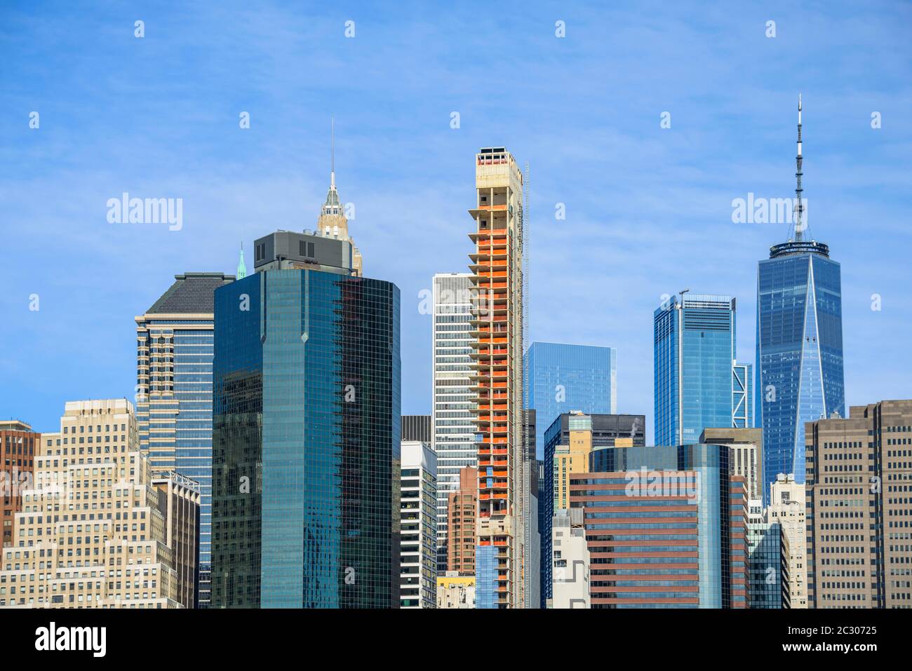 Vista dal molo 1 sul fiume East fino allo skyline di Lower Manhattan, Dumbo, Downtown Brooklyn, Brooklyn, New York Foto Stock