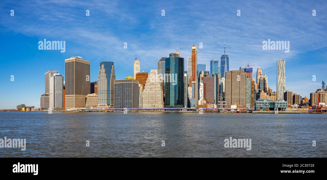 Vista dal molo 1 sul fiume East fino allo skyline di Lower Manhattan con il ponte di Brooklyn, Dumbo, il centro di Brooklyn, Brooklyn, New York, USA Foto Stock