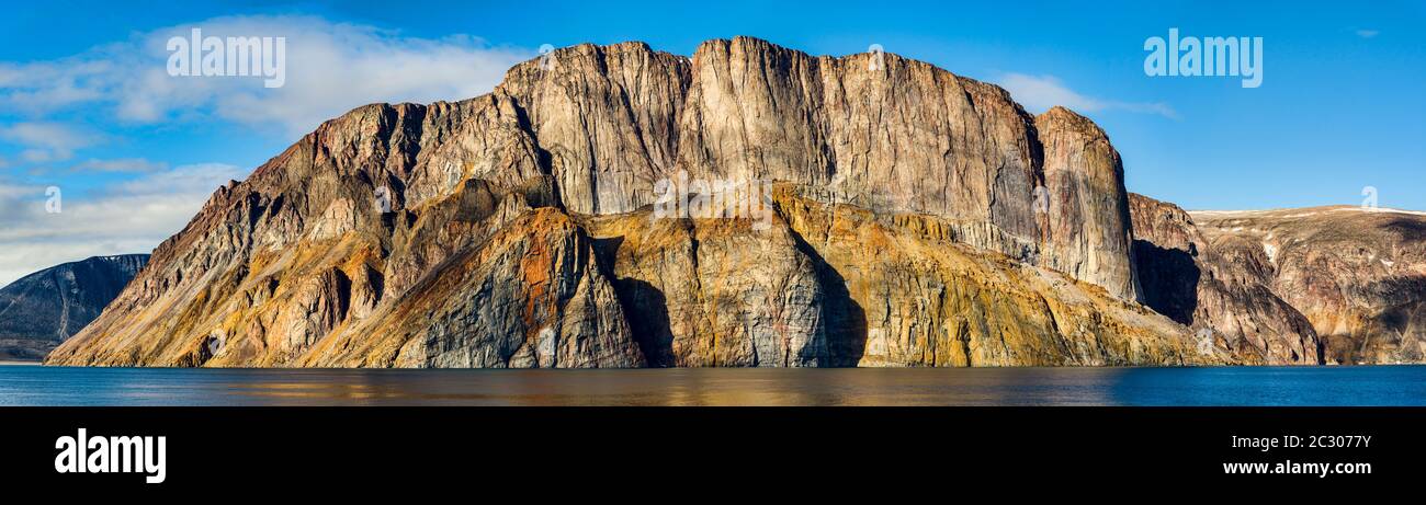 Paesaggio con montagne sulla riva del mare, Golfo di Buchan, Baffin Island, Nunavut, Canada del Nord Foto Stock