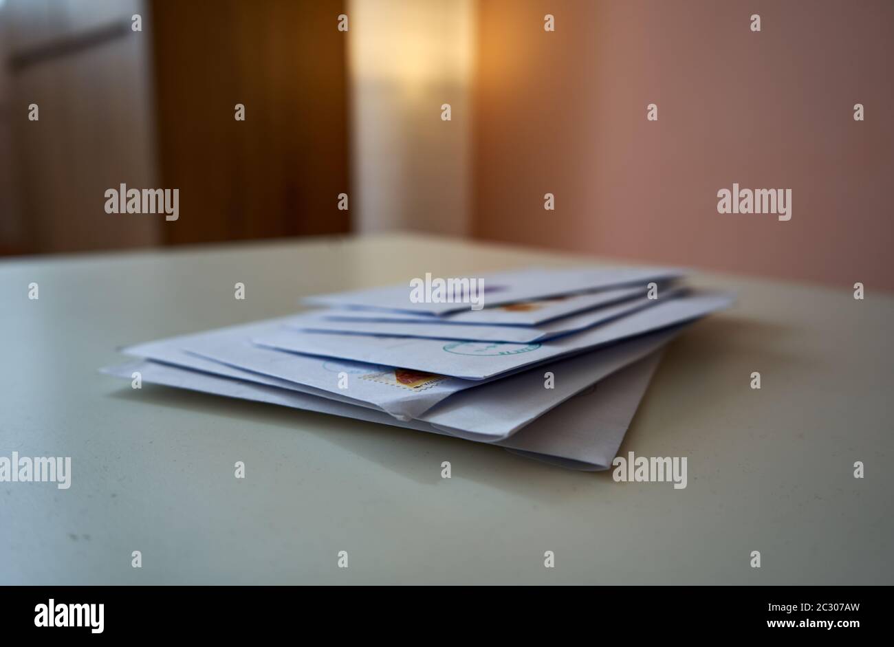 Risma di buste sul tavolo Foto Stock