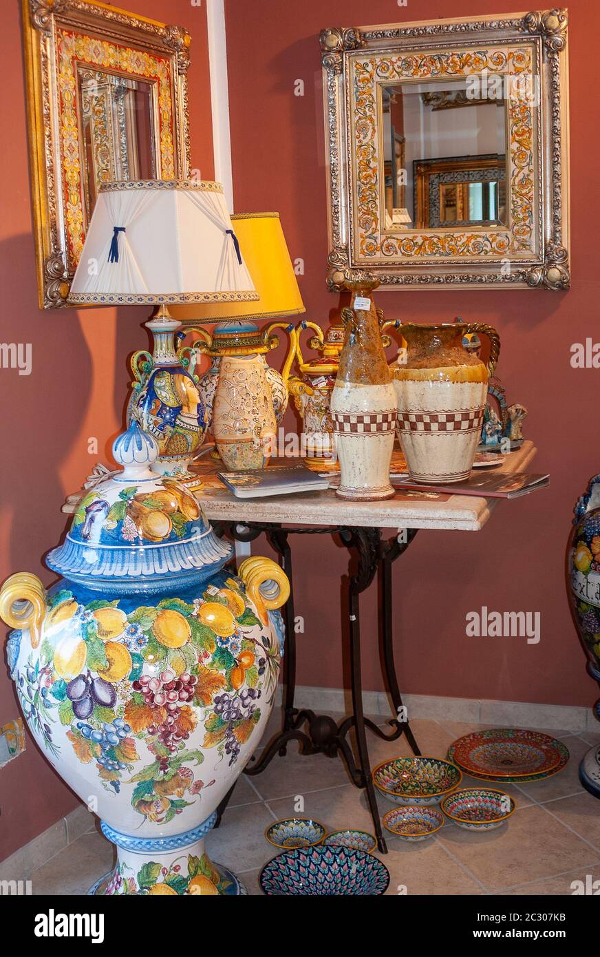 Ceramiche e ceramiche in vendita in un negozio a Ravello Foto Stock