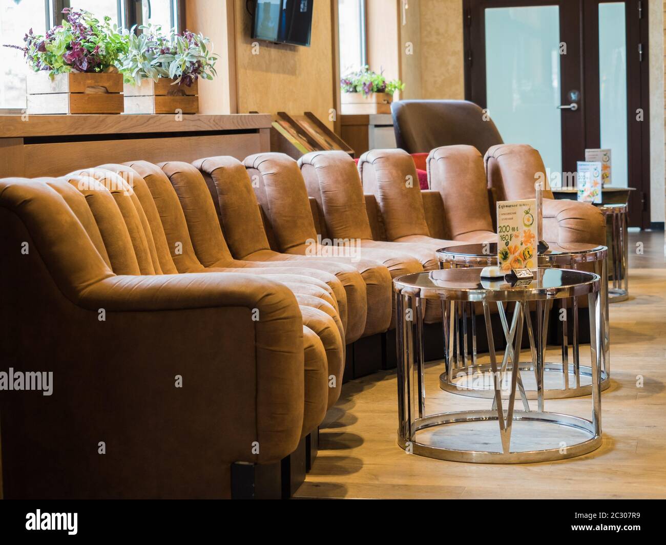 Hall per gli ospiti dell'hotel con un bel divano morbido e un tavolino da caffè. Rosa Khutor. Altezza 1100 m. Russia Sochi 08 04 2019 Foto Stock