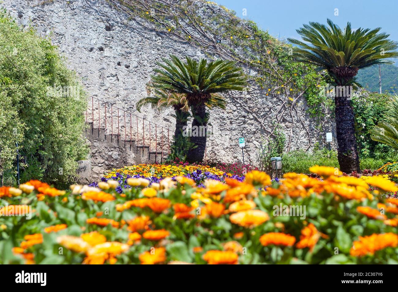 I bellissimi giardini fioriti a Villa Rufolo a Ravello, sulla Costiera Amalfitana Campania, Italia Foto Stock