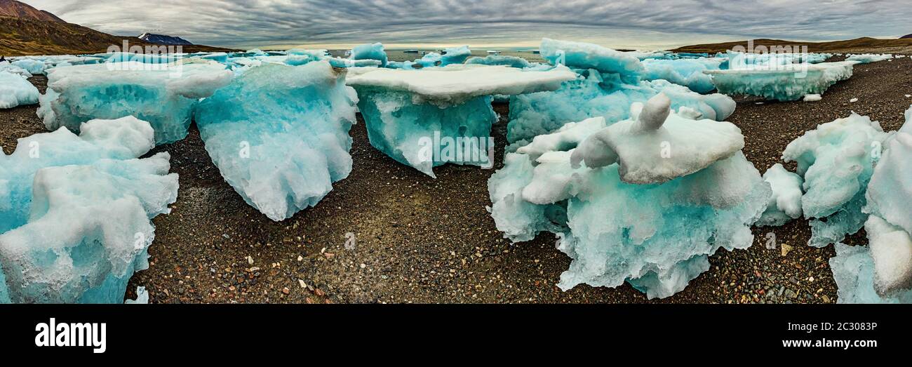 Iceberg a terra nel porto di Dundas, Isola di Devon, Nunavut, Canada Foto Stock