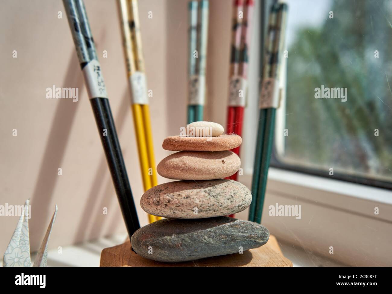 Pila di pietre e bastoncini di tritare sullo sfondo Foto Stock