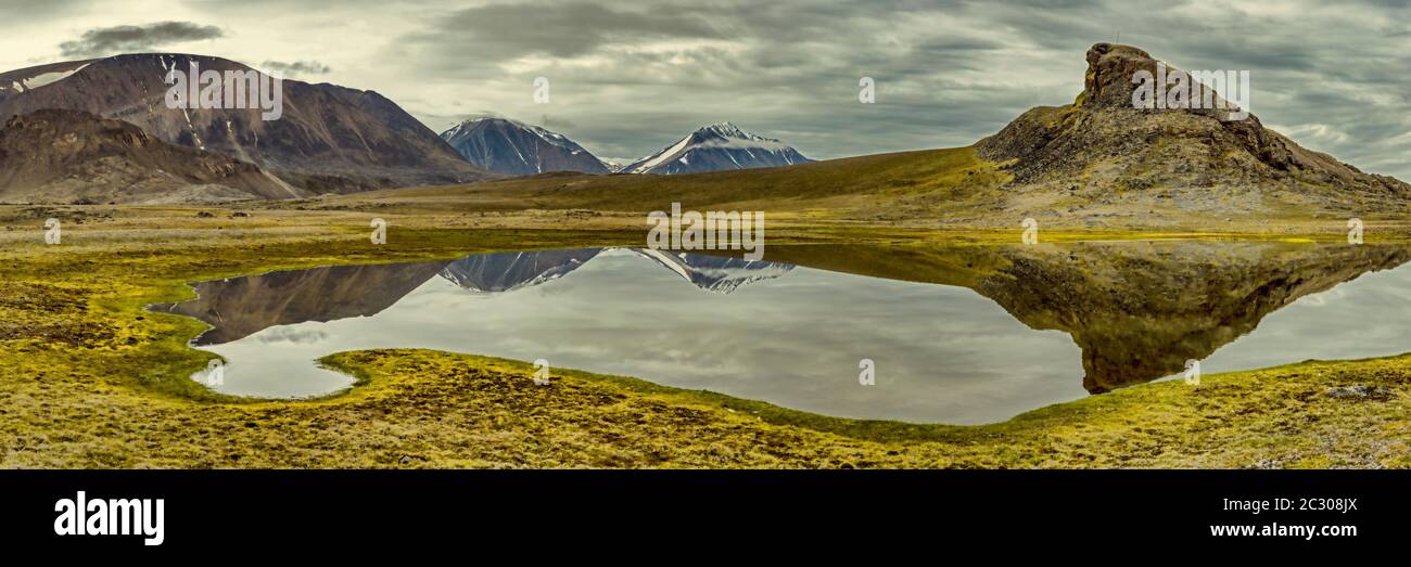 Paesaggio panoramico con montagne e costa, Dundas Harbour, Devon Island, Nunavut, Canada Foto Stock