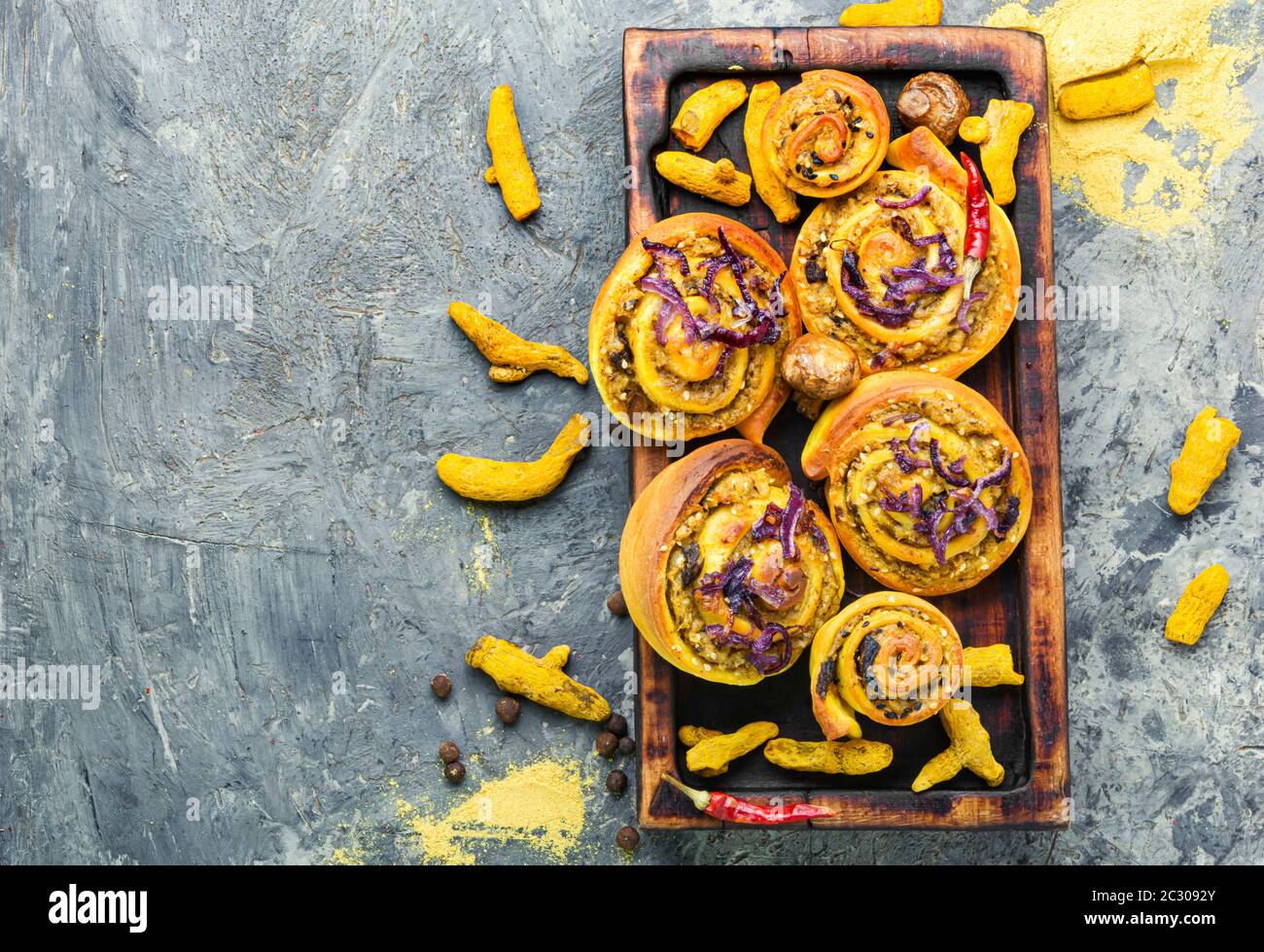 Mazzetti turmerici ripieni di patate e funghi. Foto Stock