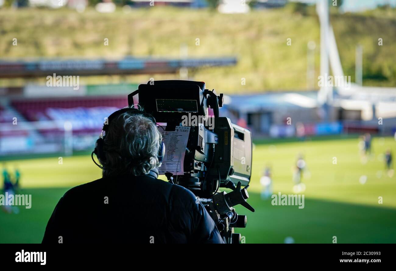 Northampton, Regno Unito. 18 Giugno 2020. TV Cameras pre match durante la Sky Bet League 2 Play Off semi finale prima partita tra Northampton Town e Cheltenham Town al Sixfields Stadium, Northampton, il 18 giugno 2020. Foto di David Horn. Credit: Prime Media Images/Alamy Live News Foto Stock