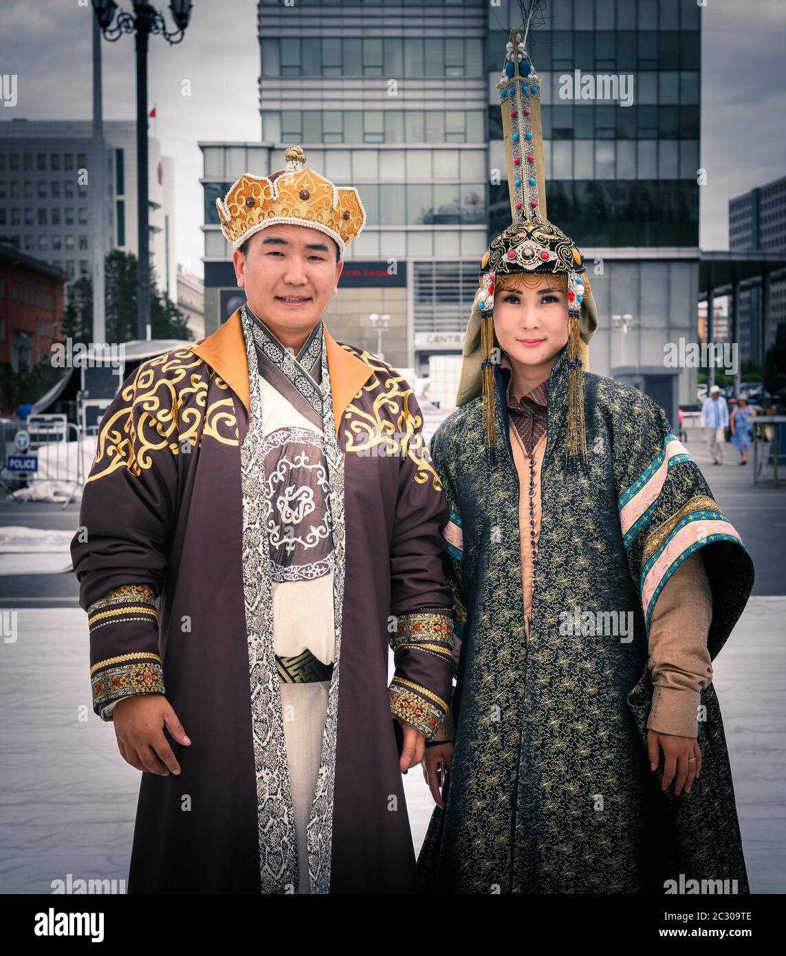La famiglia mongolo si pone in costumi tradizionali durante il festival DEL DEEL (abito nazionale), piazza Sukhbaatar, capitale di Ulaanbaatar, Mongolia Foto Stock