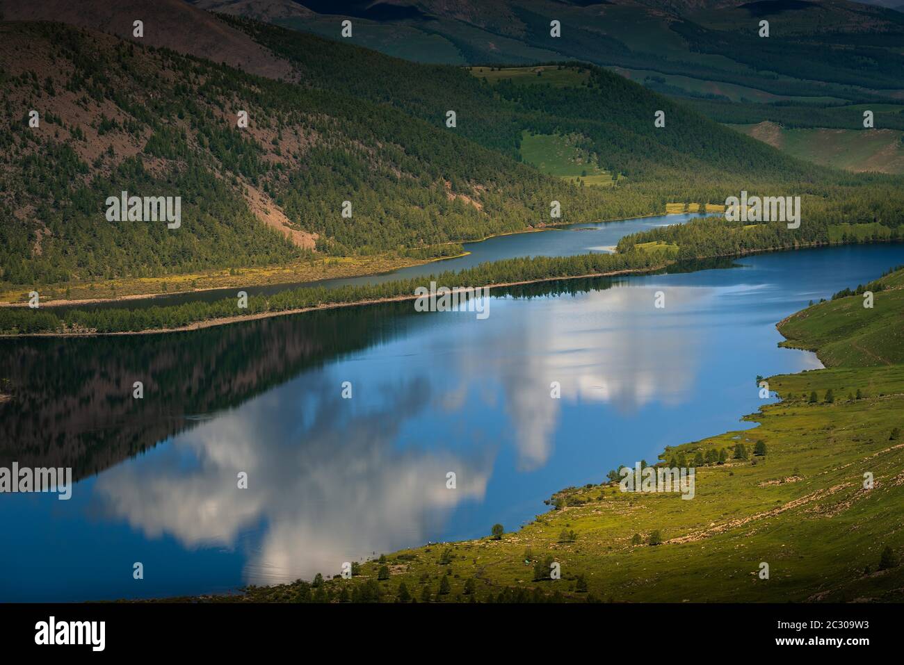 Riflesso del cielo nuvoloso nel lago Shireet, provincia di Uvurkhangai, Mongolia Foto Stock