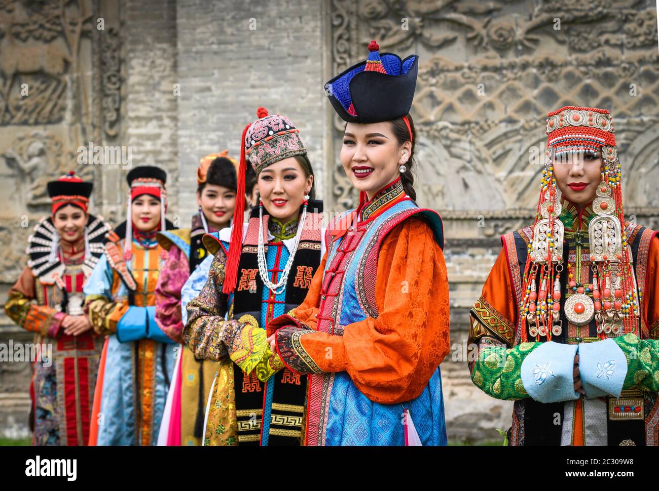 Le giovani donne si pongono in costumi tradizionali mongoli durante il festival DEL DEEL (abito nazionale), capitale di Ulaanbaatar, Mongolia Foto Stock