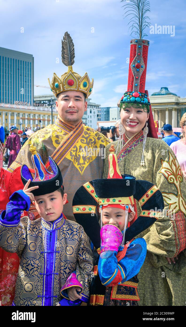 Famiglia mongolo in costumi tradizionali nel FESTIVAL DEL DEEL (abito nazionale), piazza Sukhbaatar, Ulaanbaatar capitale città, Mongolia Foto Stock