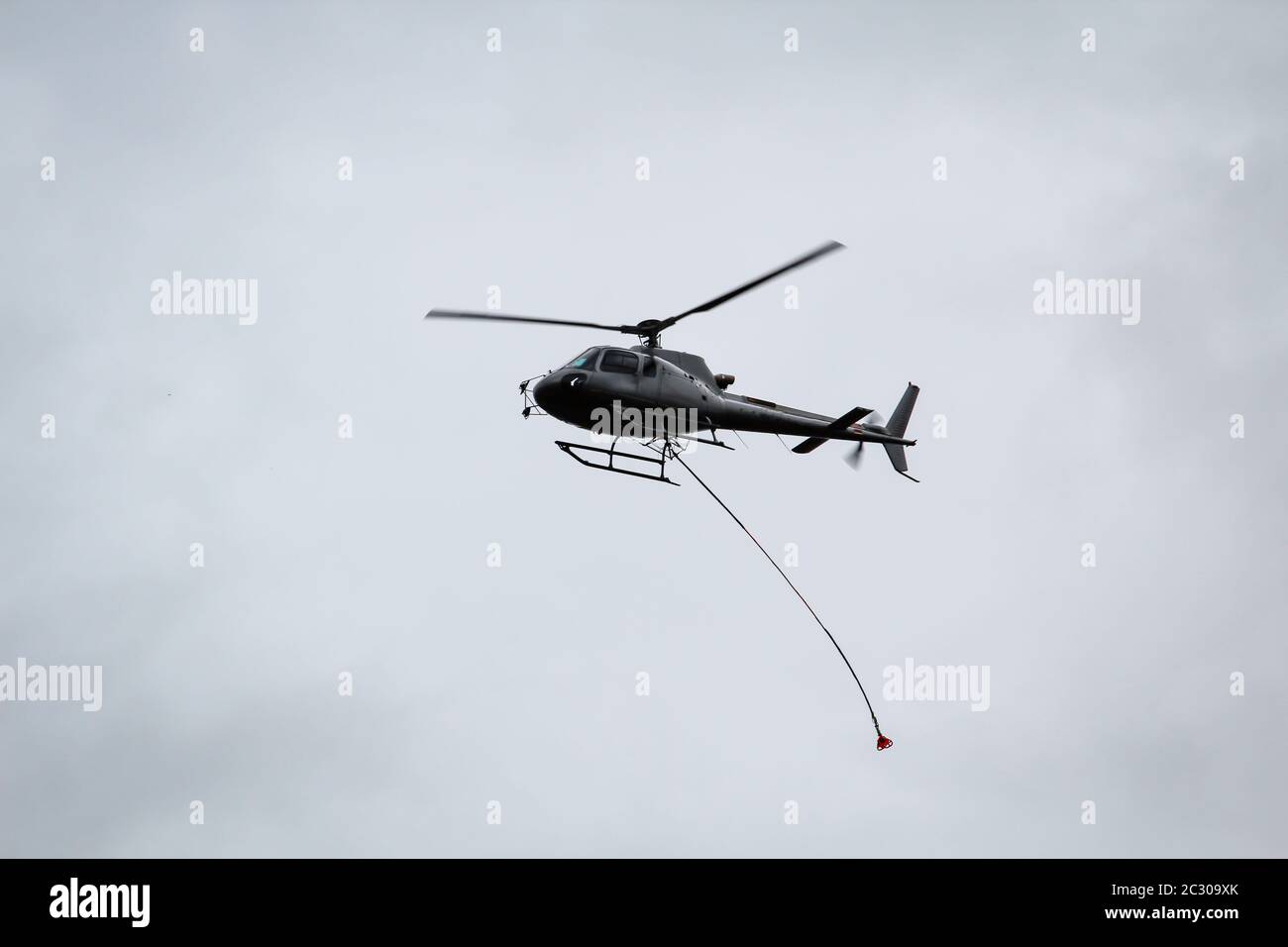 Un elicottero cargo sul cantiere ferroviario KÃ¶poi, trasporto su palo Foto Stock