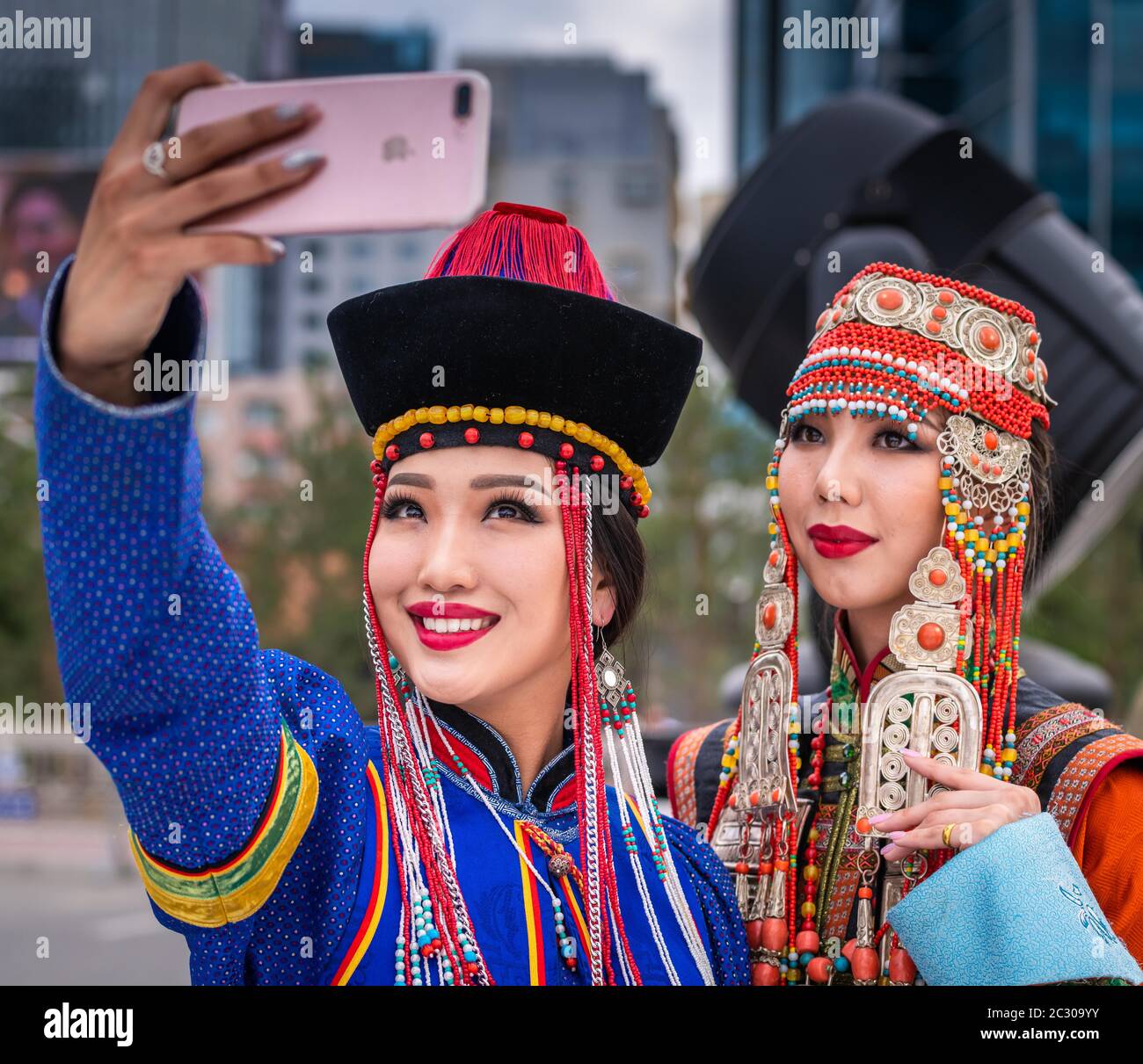 Mongolian girl in traditional costume immagini e fotografie stock ad alta  risoluzione - Alamy