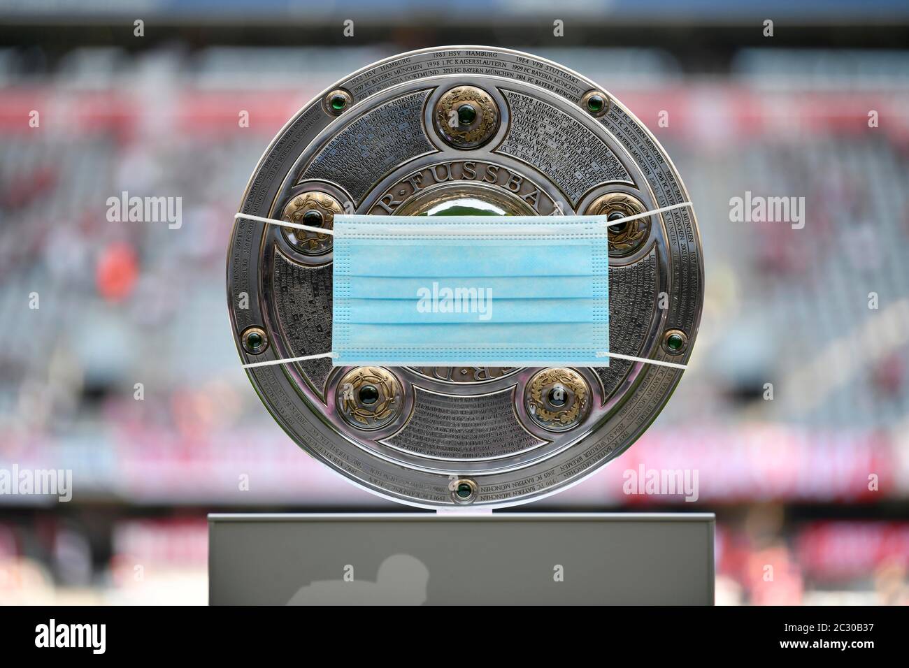 FOTOMONTAGGIO, immagine simbolica, coppa da campionato con maschera, Bundesliga da calcio durante la crisi di Corona, Germania Foto Stock