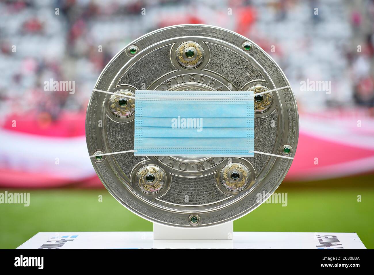 FOTOMONTAGGIO, immagine simbolica, coppa da campionato con maschera, Bundesliga da calcio durante la crisi di Corona, Germania Foto Stock