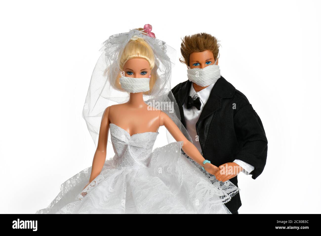 Immagine simbolo, matrimoni annullati, compagnia giocattolo Mattel in crisi, Barbie e Ken con maschere viso, crisi Corona, Germania Foto Stock