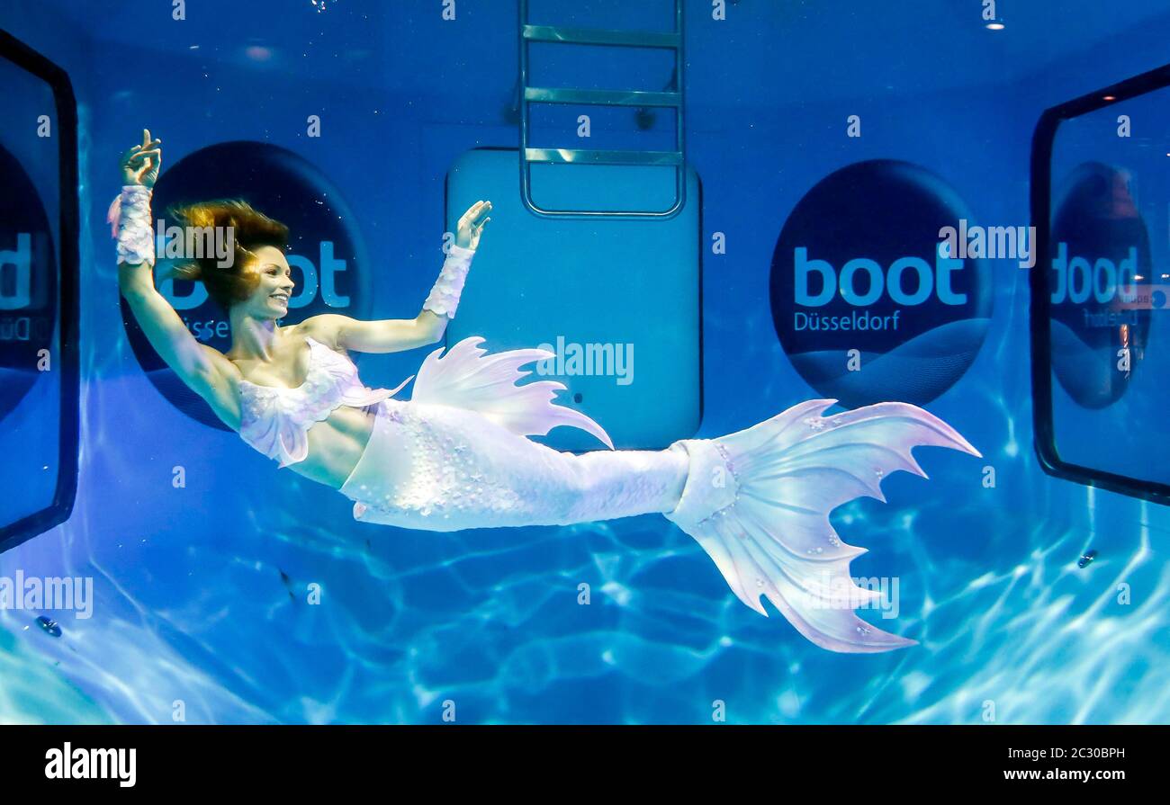 Fiera Boat Duesseldorf, Model si pone come sirena in un bacino d'acqua in occasione di un evento stampa, Duesseldorf, Nord Reno-Westfalia, Germania Foto Stock