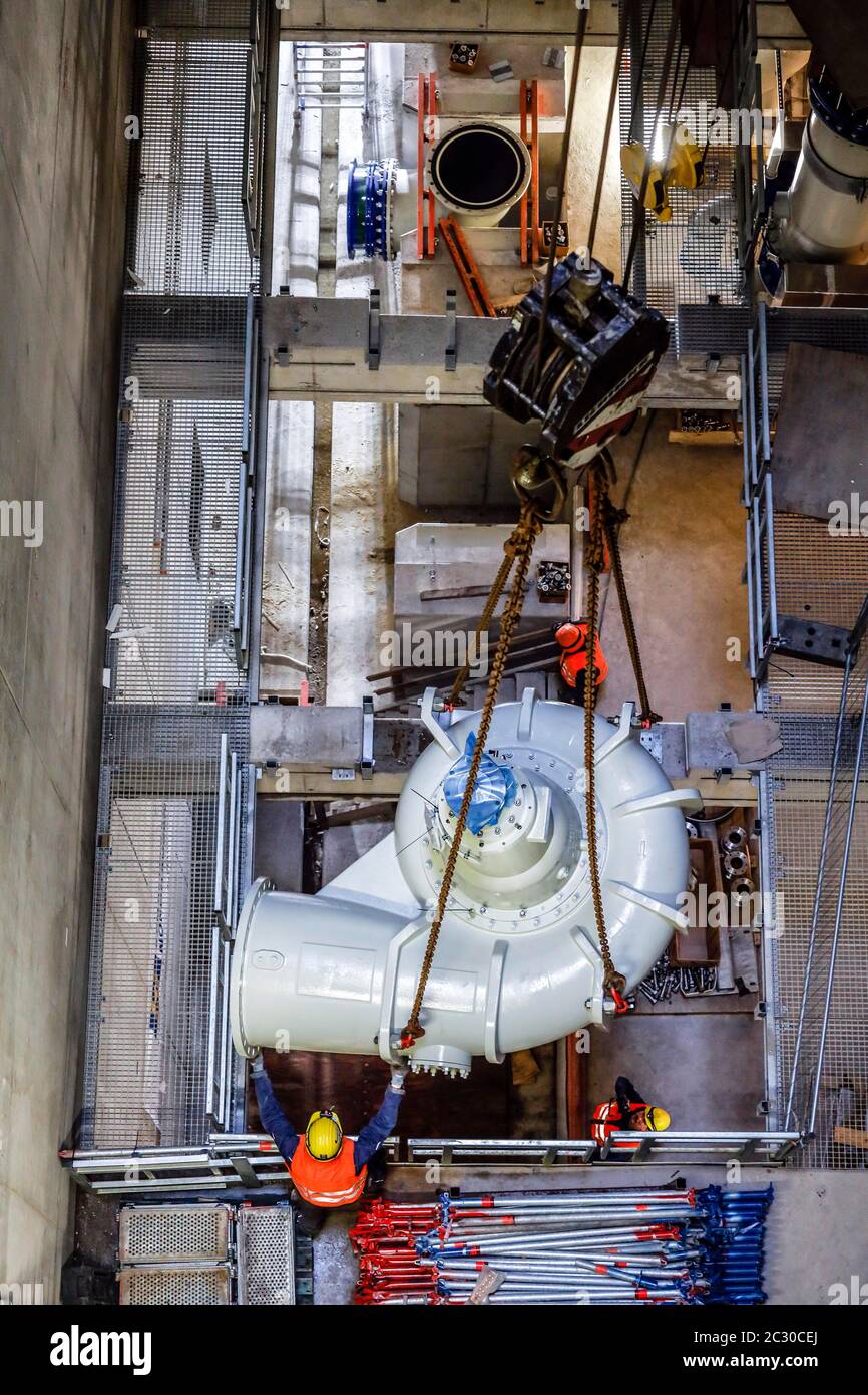 Installazione di pompe per acque reflue nella nuova stazione di pompaggio Oberhausen, nuova costruzione della fogna Emscher, conversione Emscher, Oberhausen, Ruhr Foto Stock