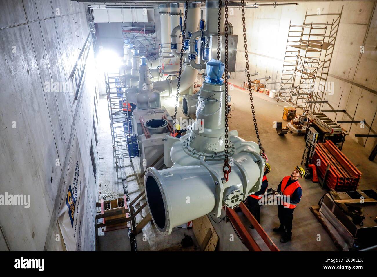 Installazione di pompe per acque reflue nella nuova stazione di pompaggio Oberhausen, nuova costruzione della fogna Emscher, conversione Emscher, Oberhausen, Ruhr Foto Stock