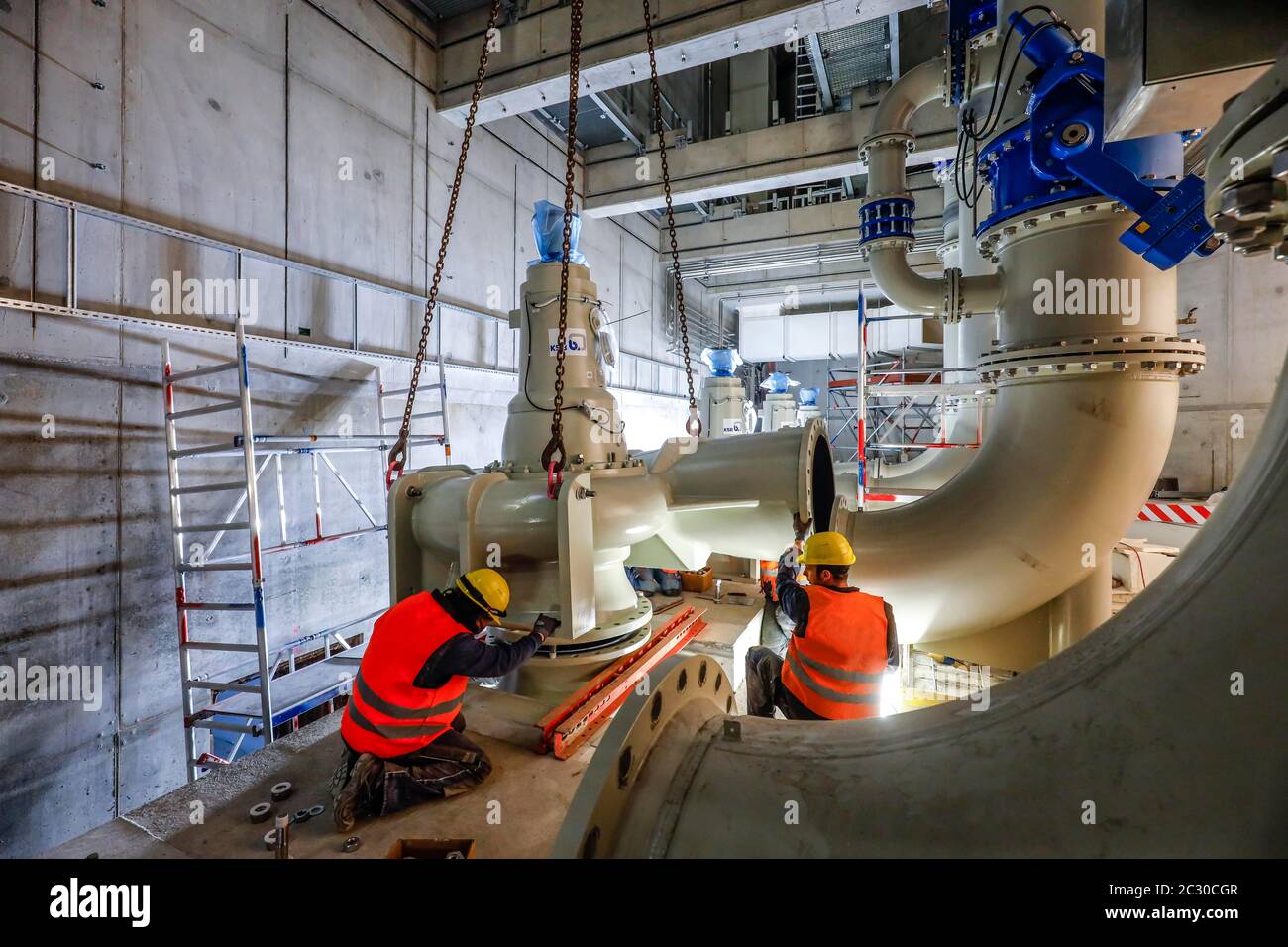 Installazione di pompe per acque reflue nella nuova stazione di pompaggio Oberhausen, nuova costruzione della fogna Emscher, conversione Emscher, Oberhausen, Ruhr Foto Stock