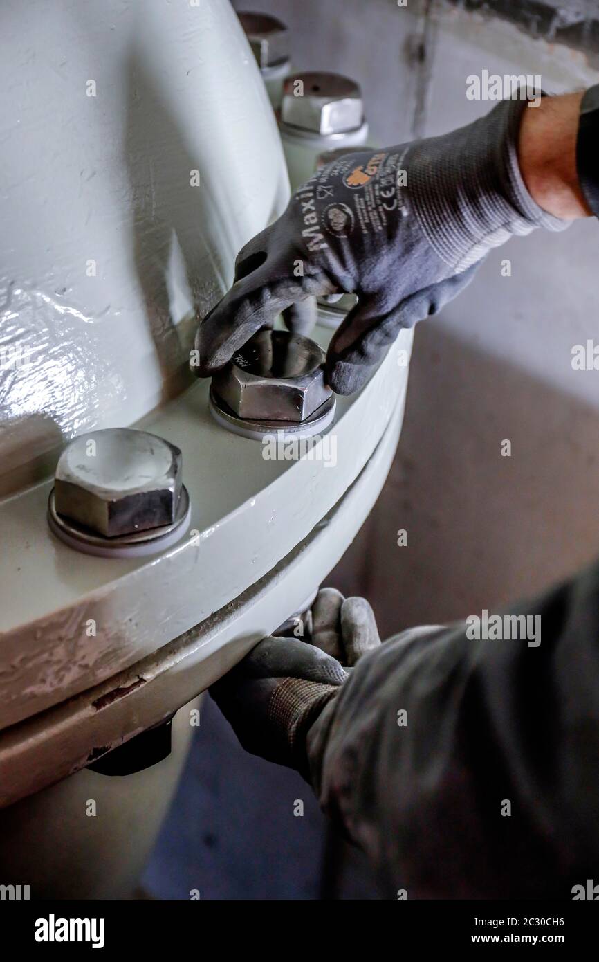 Installazione di pompe per acque reflue nella nuova stazione di pompaggio Oberhausen, nuova costruzione della fogna Emscher, conversione Emscher, Oberhausen, Ruhr Foto Stock