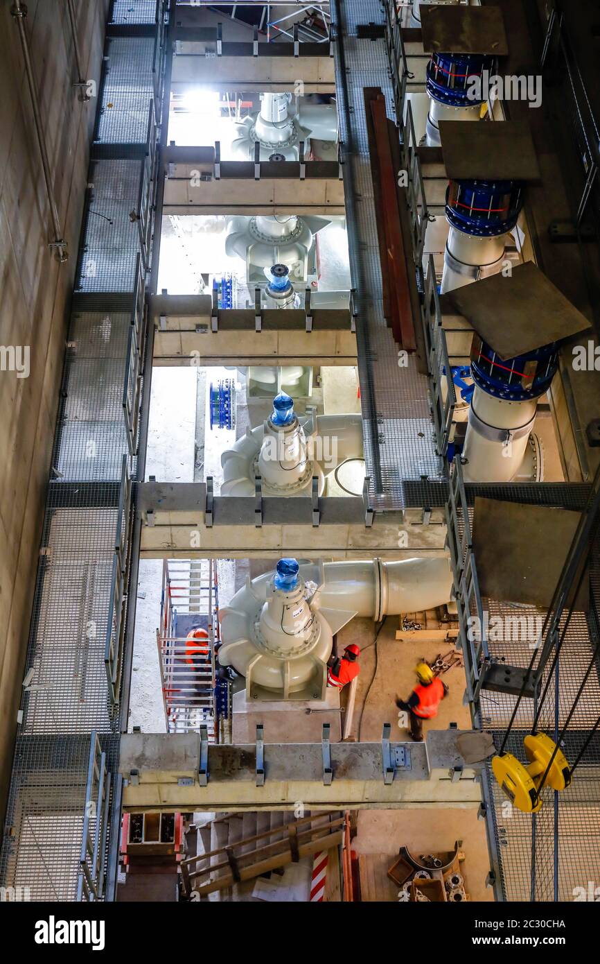 Installazione di pompe per acque reflue nella nuova stazione di pompaggio Oberhausen, nuova costruzione della fogna Emscher, conversione Emscher, Oberhausen, Ruhr Foto Stock