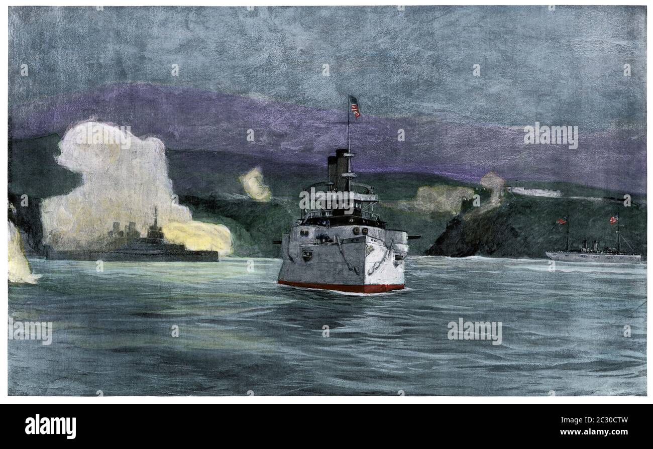 USS Oregon (a sinistra) e Iowa che bombardano le difese di Santiago, guerra spagnolo-americana, 1898. Mezzitoni colorati a mano di un'illustrazione Foto Stock
