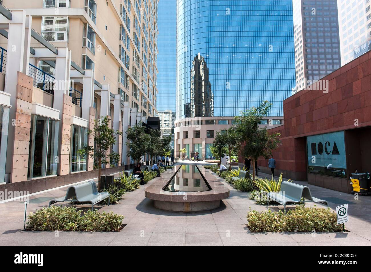 MOCA, Museo di Arte Contemporanea, cortile con fontana, centro di Los Angeles, Los Angeles, California, USA Foto Stock