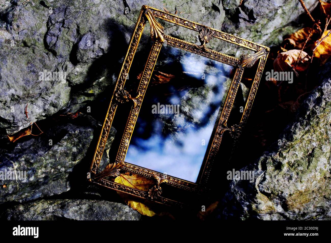 Uno specchio dorato incantato. Uno specchio per sogni e desideri. Foto Stock