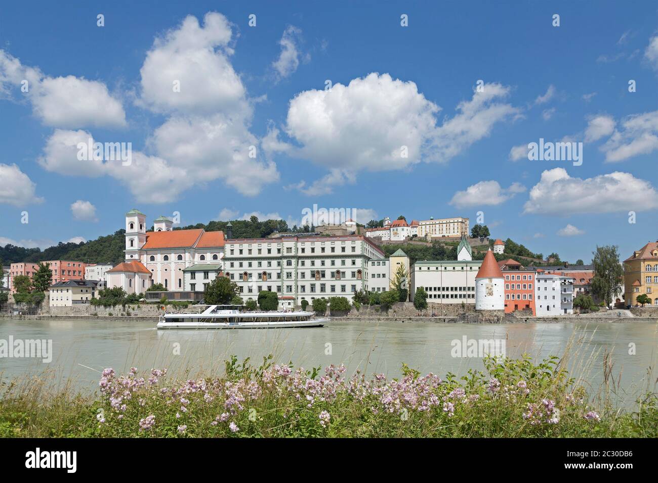 Vista sulla città, vista sulla locanda per la città vecchia con la torre Schaibling e la chiesa di San Michele, Passau, bassa Baviera, Baviera, Germania Foto Stock