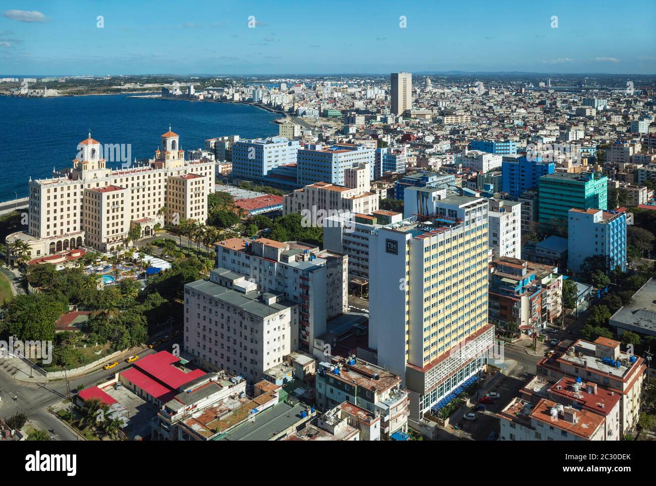 Vista di l'Avana, sulla sinistra il punto di riferimento a due torri Hotel Nacional, l'Avana, Cuba Foto Stock