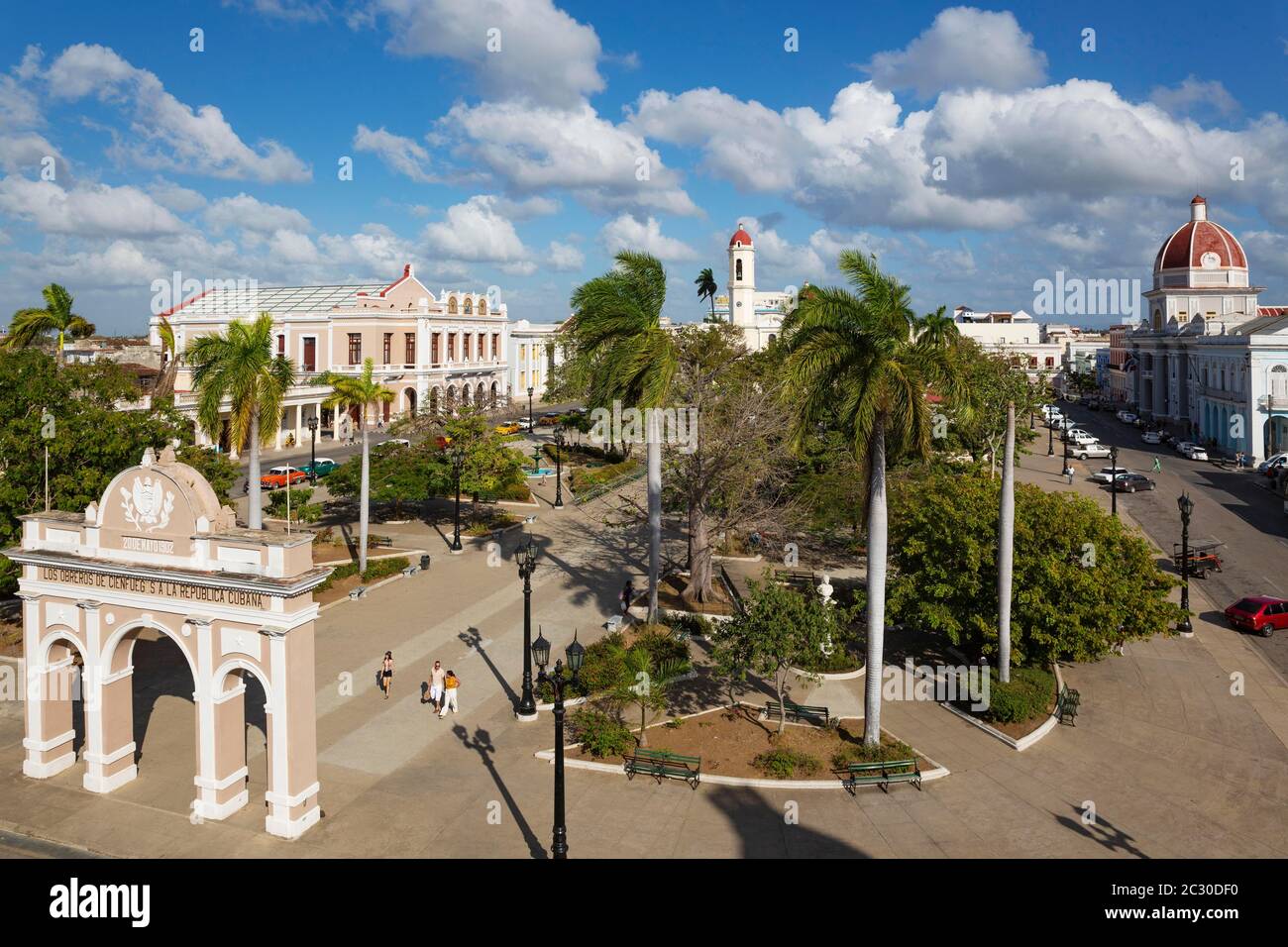 Edifici porticati in stile neoclassico incorniciano il Parque Jose Marti, Cienfuegos, Cuba Foto Stock