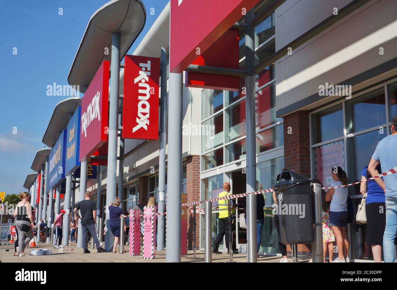 Persone in coda per Sports Direct e T.K. Max negozi il primo giorno di apertura negozi dopo il covid 19 blocco Foto Stock