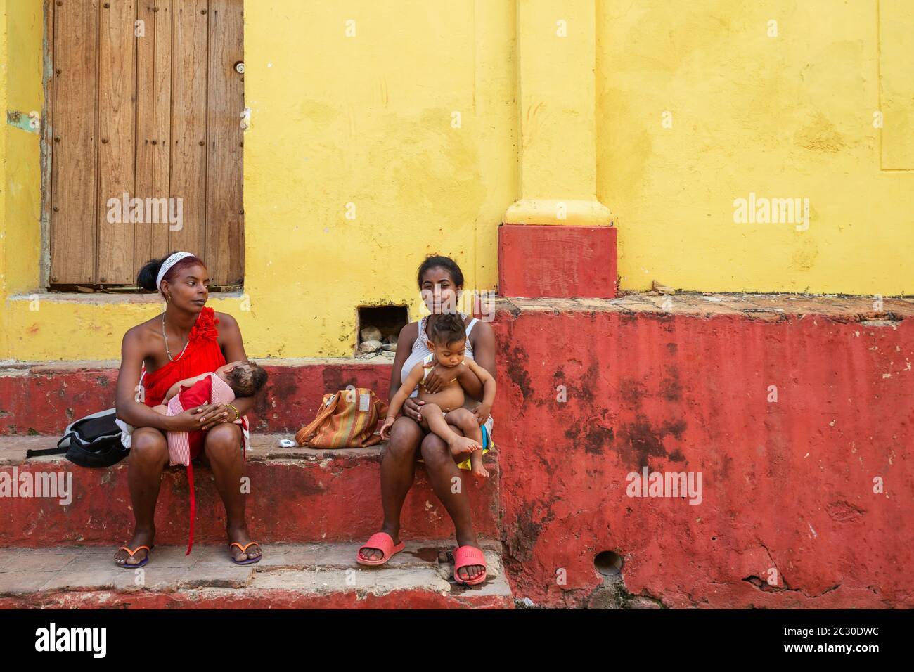 Madri con neonati, Trinidad, Cuba Foto Stock