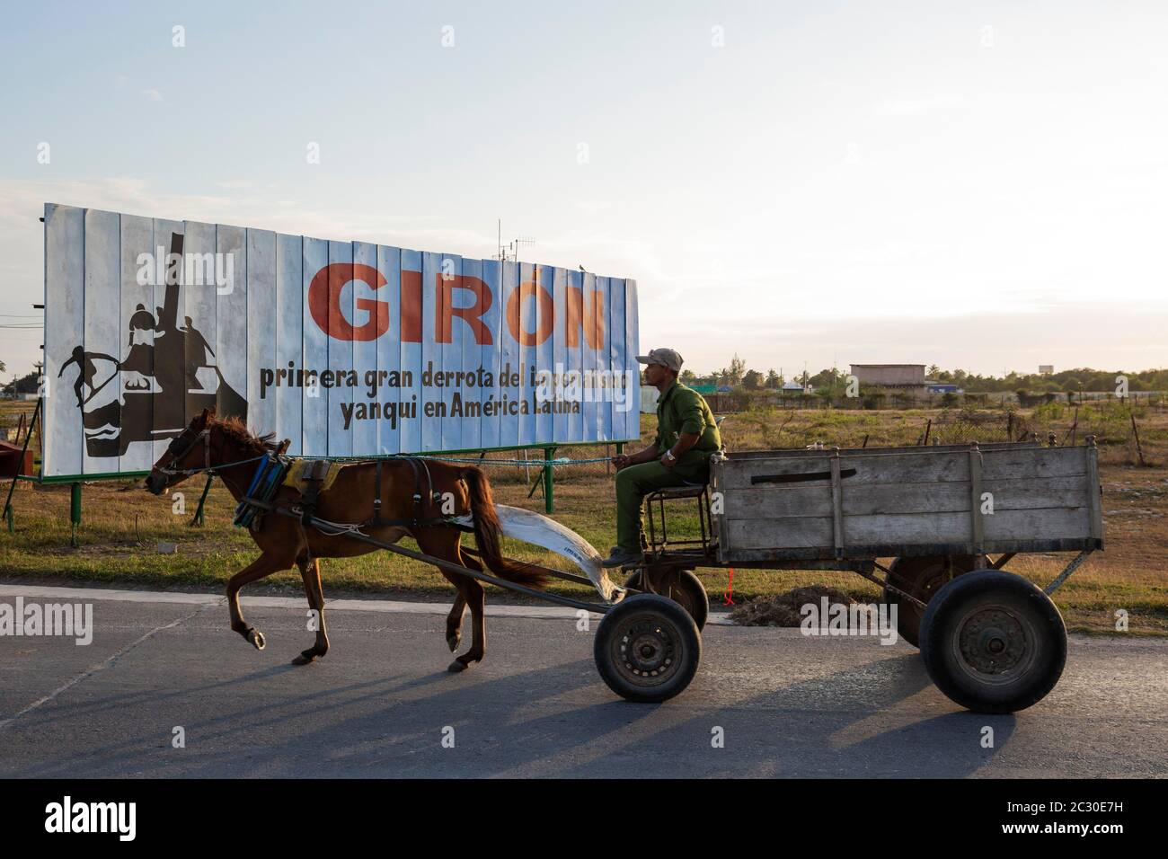 Carrello di cavalli presso un tabellone propagandistico, Playa Giron, Cuba Foto Stock