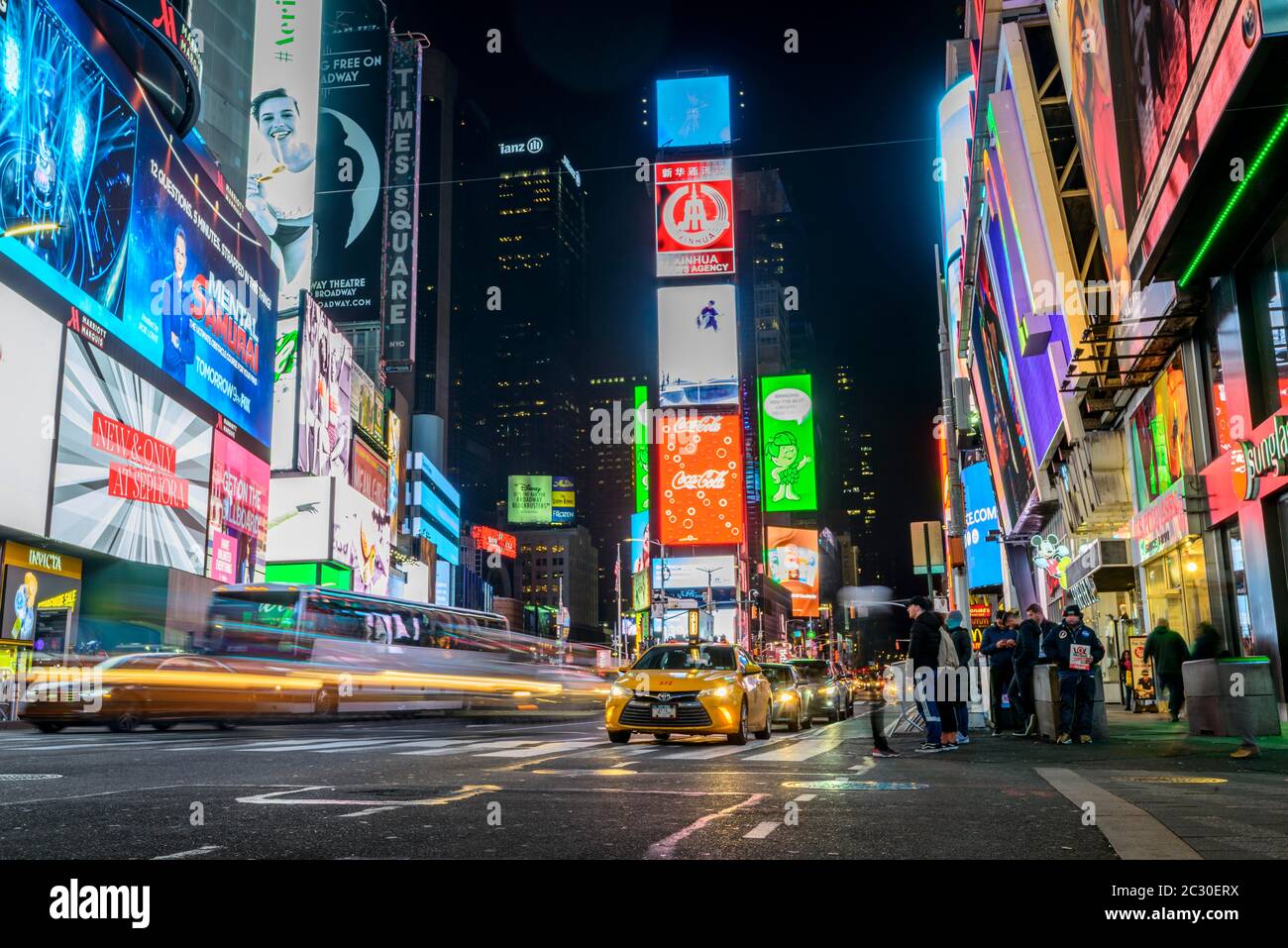 Tipico taxi giallo nel traffico, Times Square di notte, Midtown Manhattan, New York City, New York state, USA Foto Stock