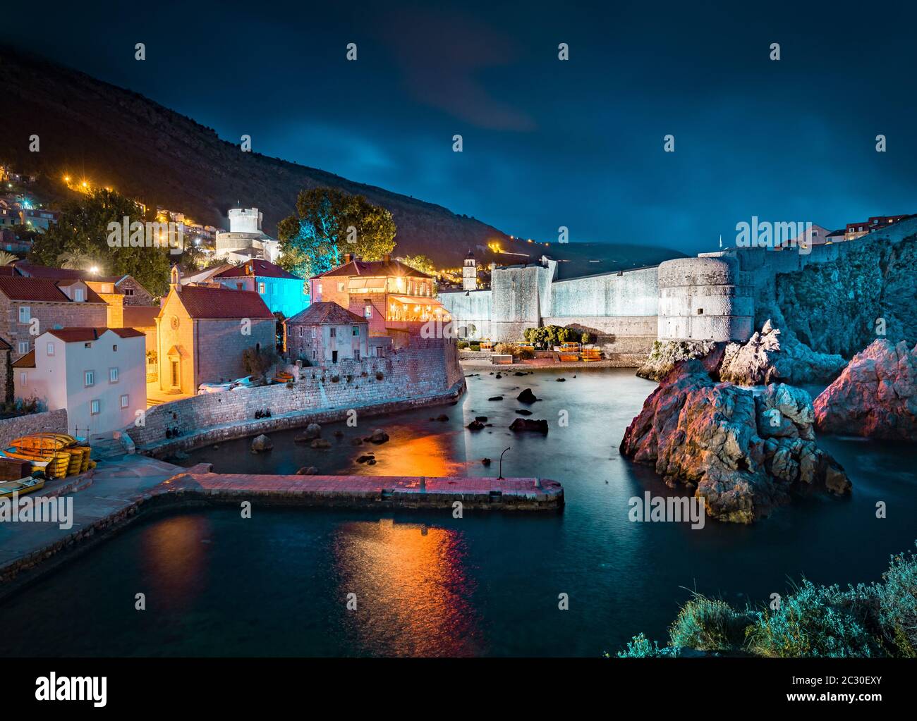 Bella vista al crepuscolo della storica città di Dubrovnik visto da Fort Lovrijenac al crepuscolo , Dalmazia, Croazia Foto Stock