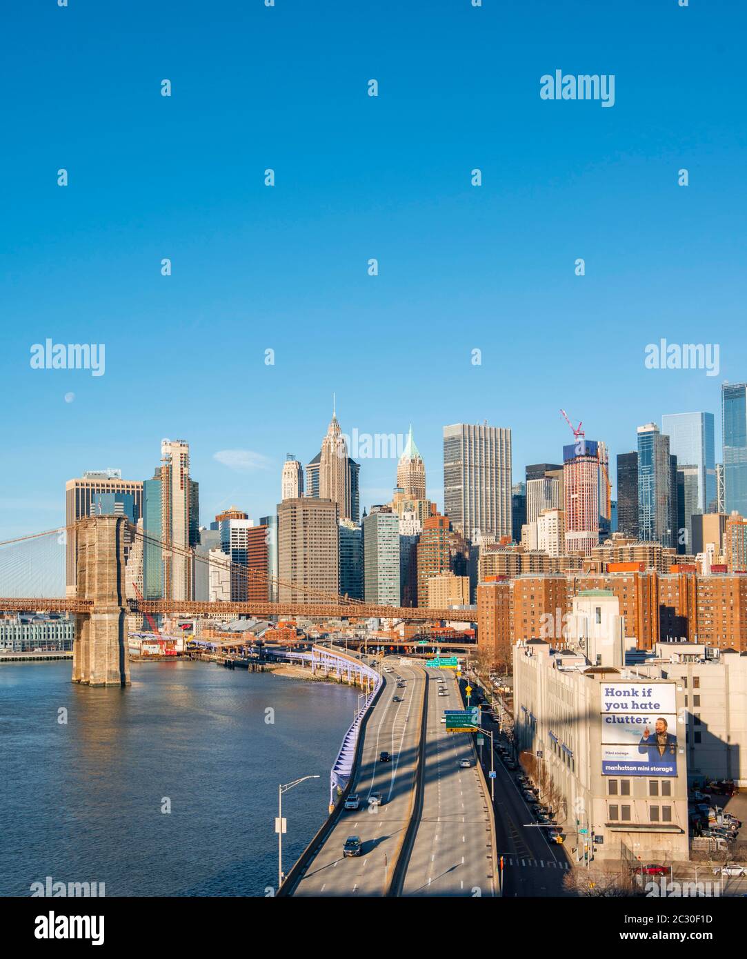 Vista dal ponte di Manhattan sul fiume est fino allo skyline di Lower Manhattan e del ponte di Brooklyn, Manhattan, New York, USA Foto Stock