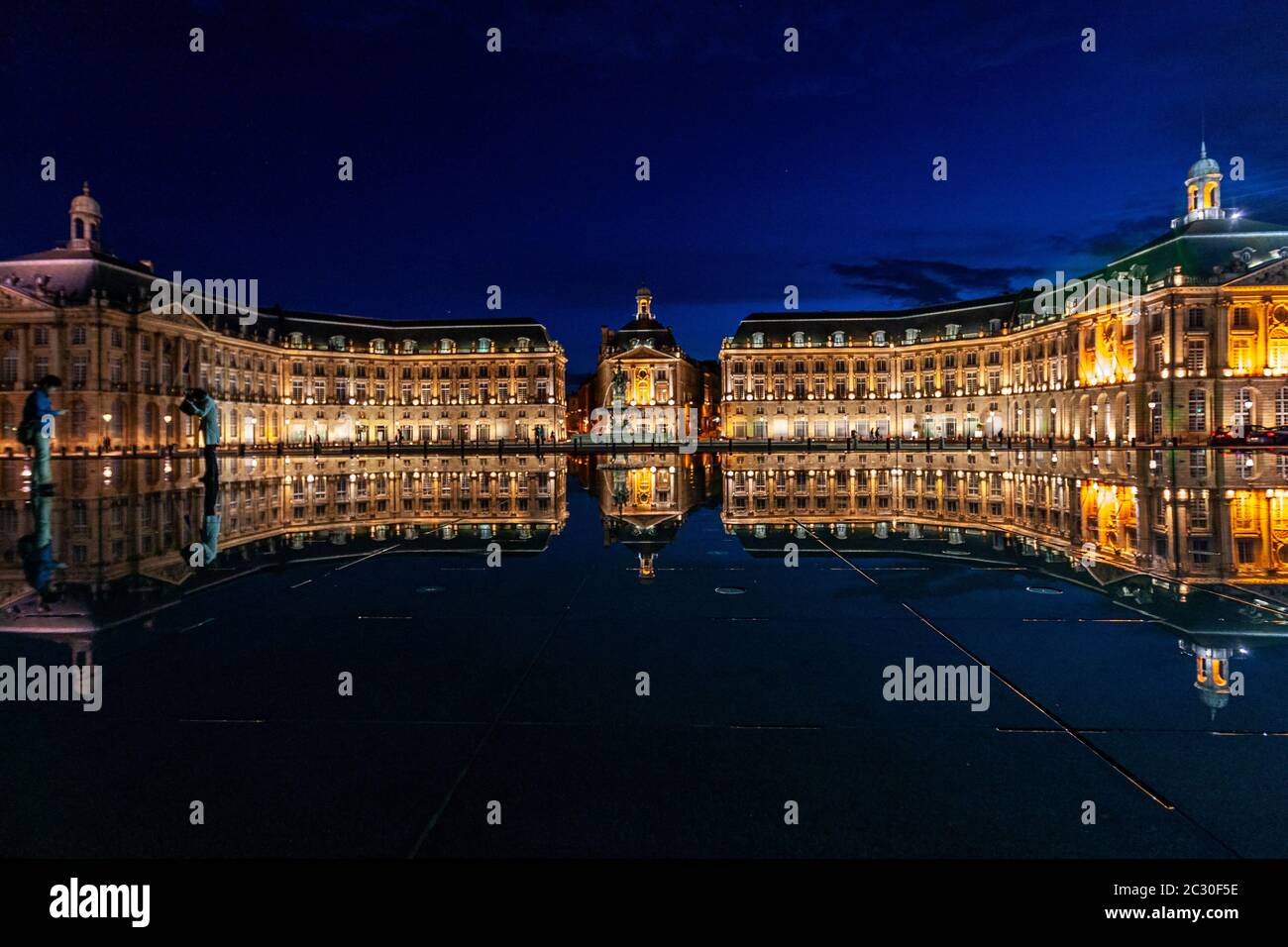 Specchio d'acqua, le Miroir d'eau, la più grande piscina riflettente del mondo di notte, Bordeaux, Gironda, Aquitania, Francia Foto Stock