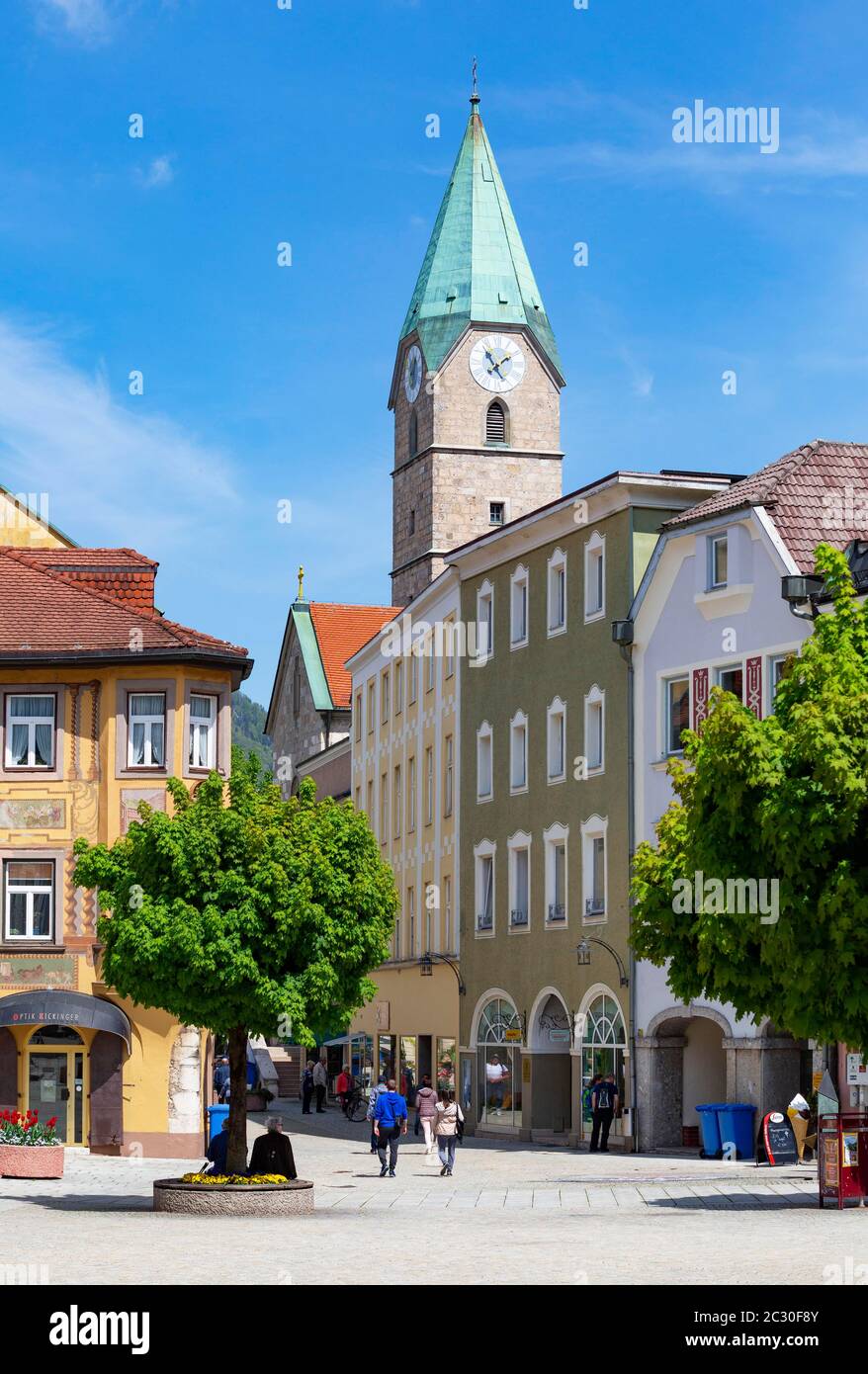 Piazza del municipio con chiesa carmelitana, Bad Reichenhall, Berchtesgadner Land, alta Baviera, Baviera, Germania Foto Stock