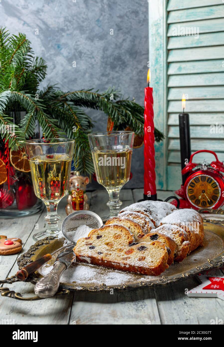 Affettato Stollen di Natale su un vassoio Foto Stock