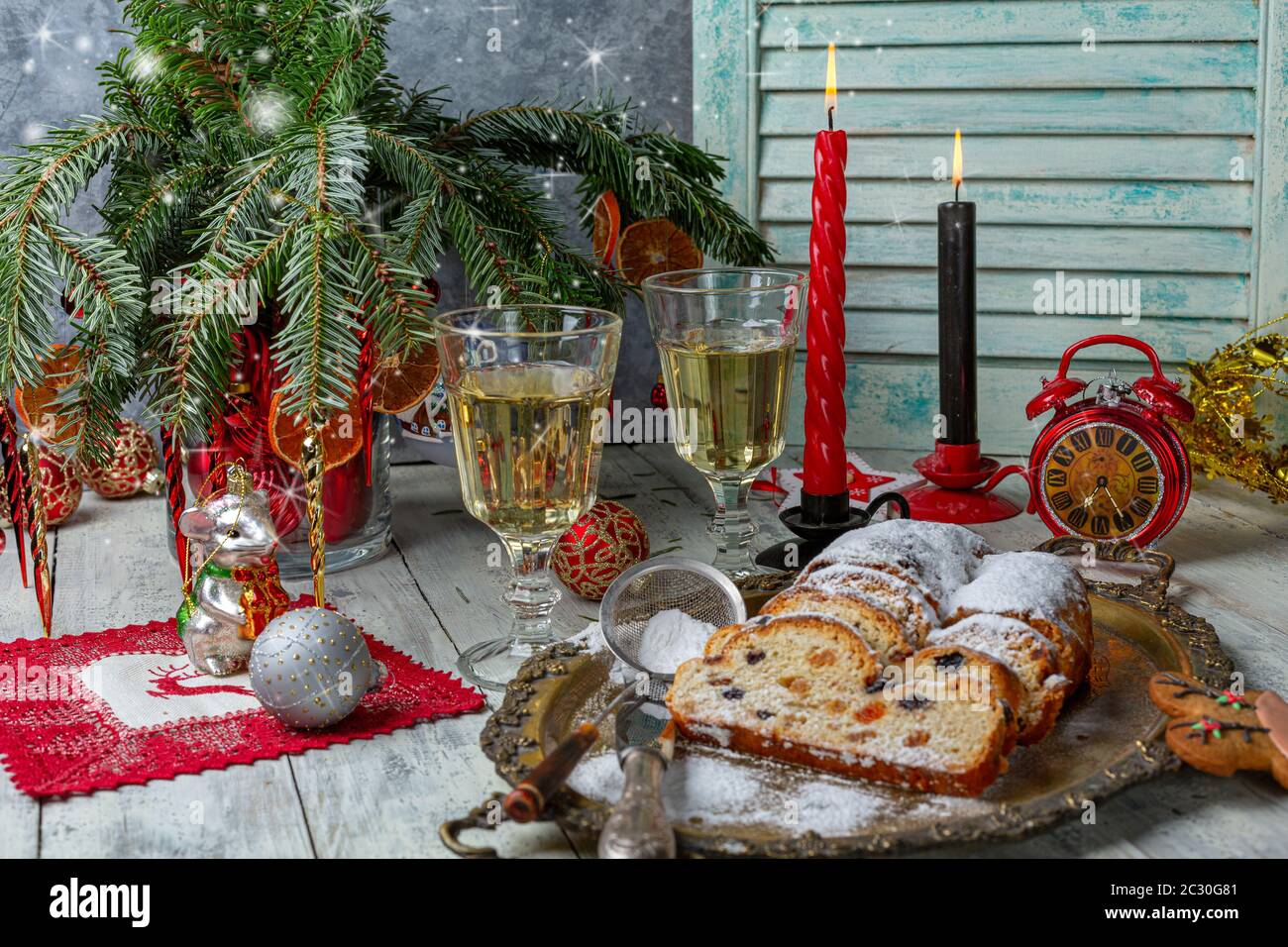 Tavolo natalizio servito con festa. Foto Stock