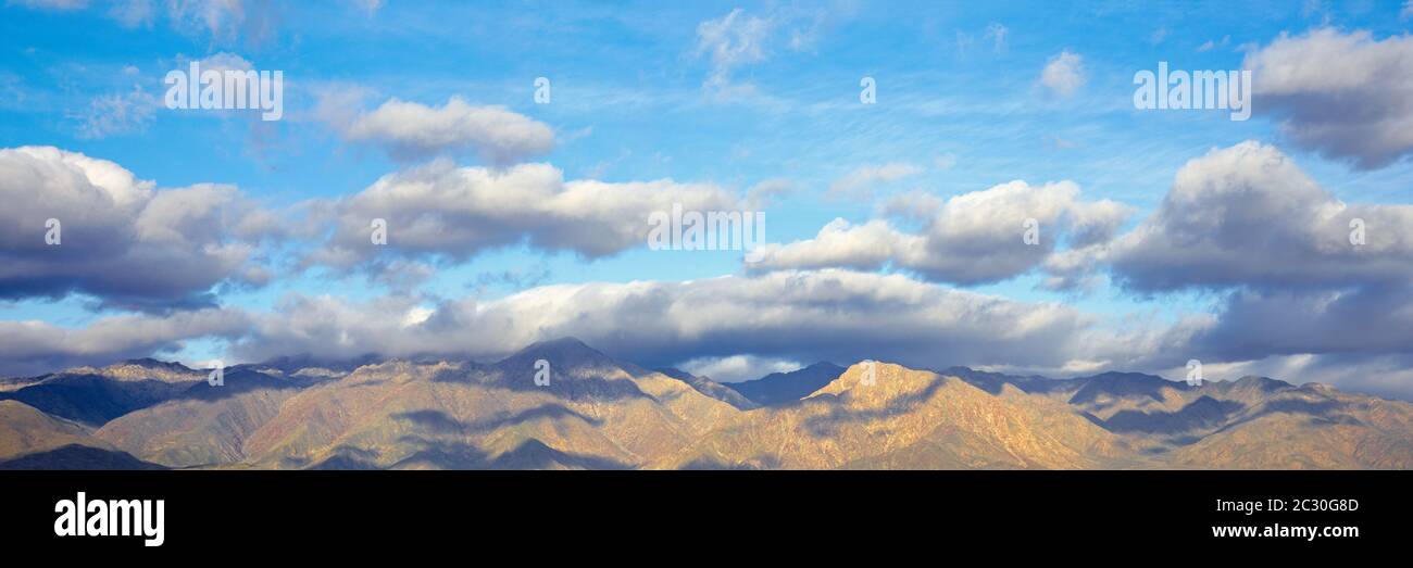 Nuvole bianche sulle vette delle montagne di San Ysidro all'alba, California, USA Foto Stock