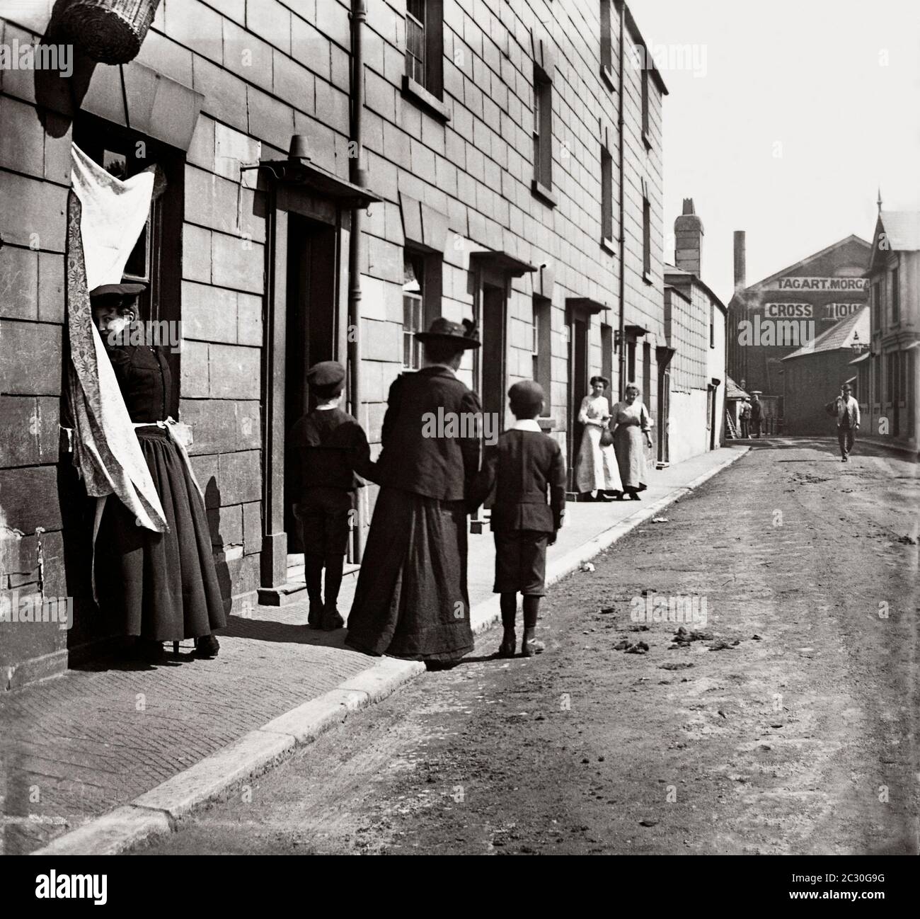 'Two Yorkshire Lads'.G M Mason fotografo originale circa 1902 documento sociale sull'alcolismo e sui concetti di storia della società britannica tra cui salute mentale, homelessness e scene ambientali in scena. Foto Stock