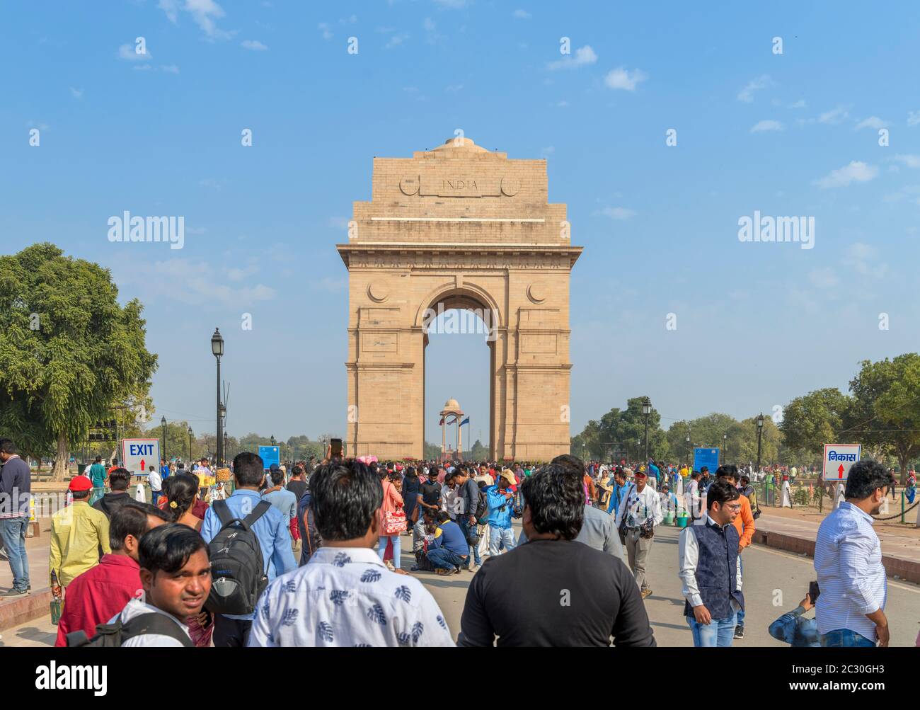 Folle di persone di fronte al cancello India, Rajpath, Nuova Delhi, Delhi, India Foto Stock