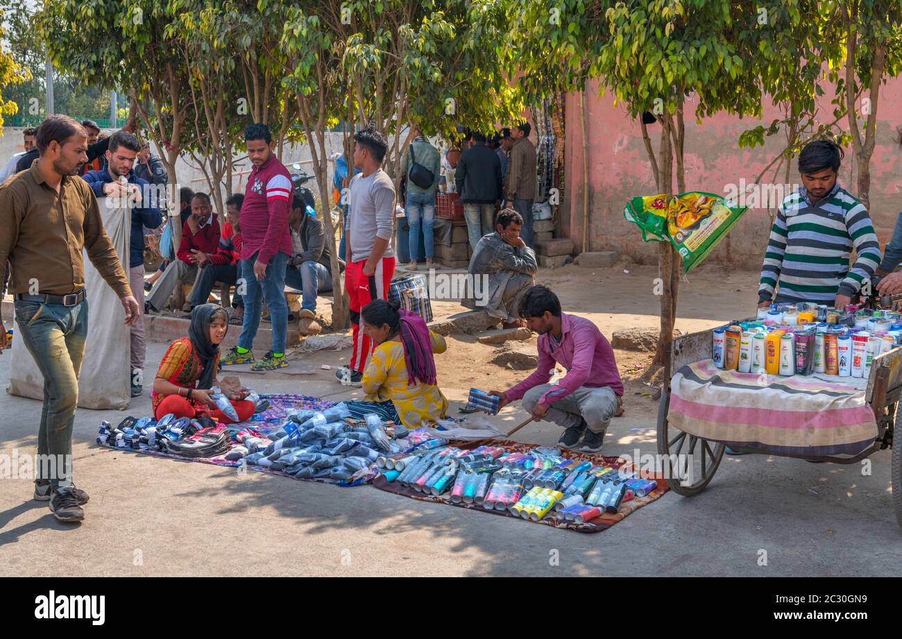 Venditori di strada in Bazaar Meena, Vecchia Delhi, Delhi, India Foto Stock