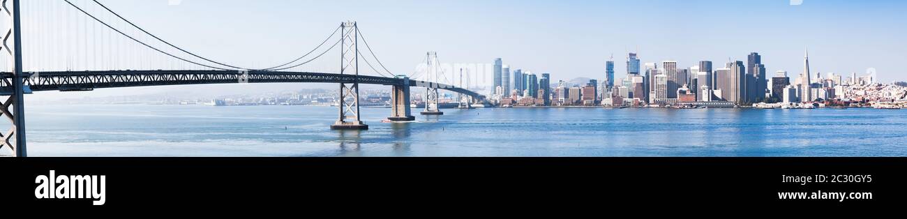 Vista panoramica dello skyline di San Francisco con il famoso ponte della baia di Oakland visto da Treasure Island in una bella giornata di sole, California, USA Foto Stock