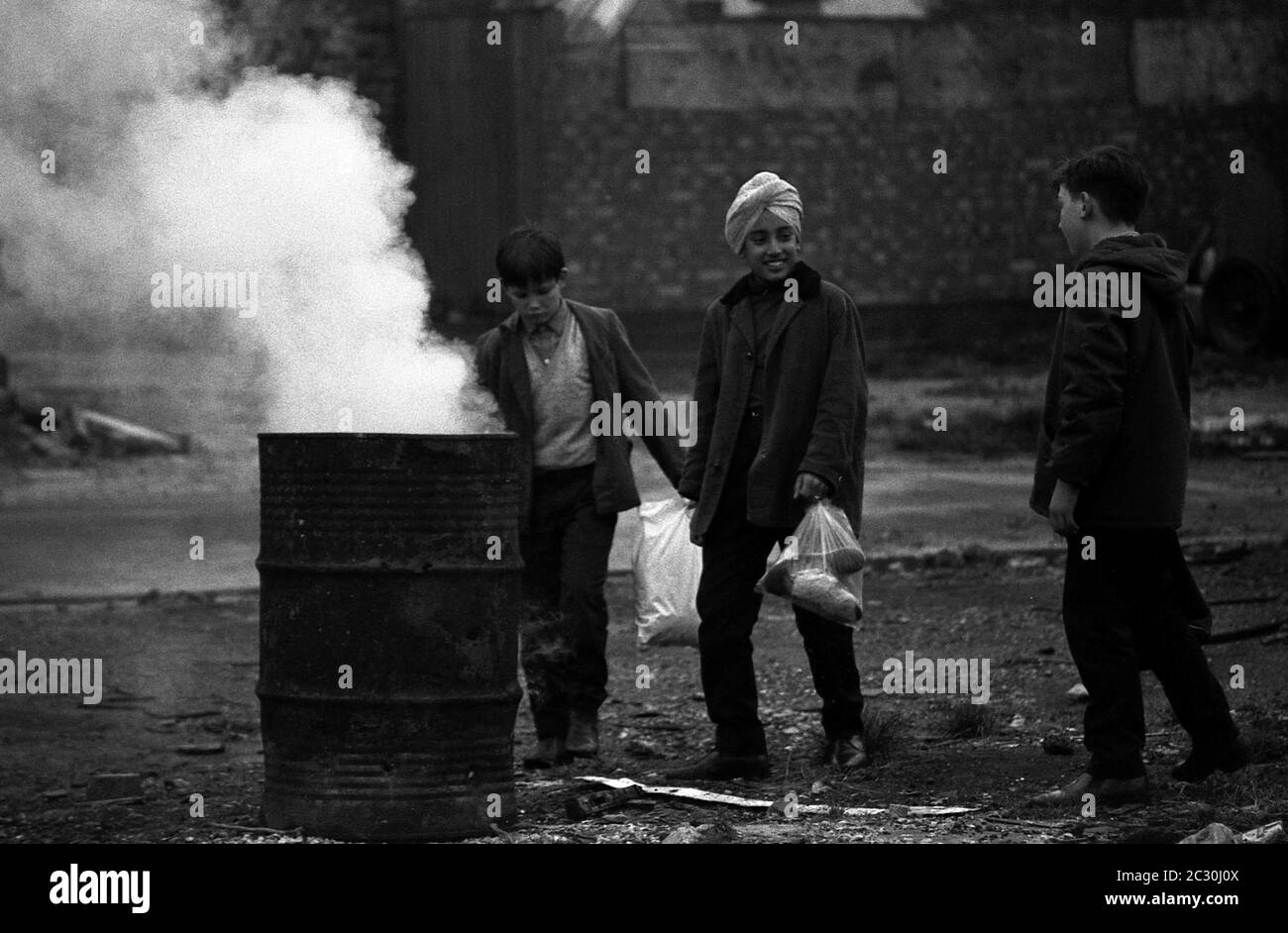 AJAXNETPHOTO. 27 GENNAIO 1969. PORTSMOUTH, INGHILTERRA. - GIOVANI SUL SITO DI DEMOLIZIONE VICINO LAKE ROAD. PHOTO:JAXREF:356903 3A 21A Foto Stock